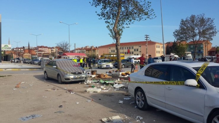Kaza yapan otomobil, seyyar satıcıların arasına daldı: 1 ölü, 2 yaralı