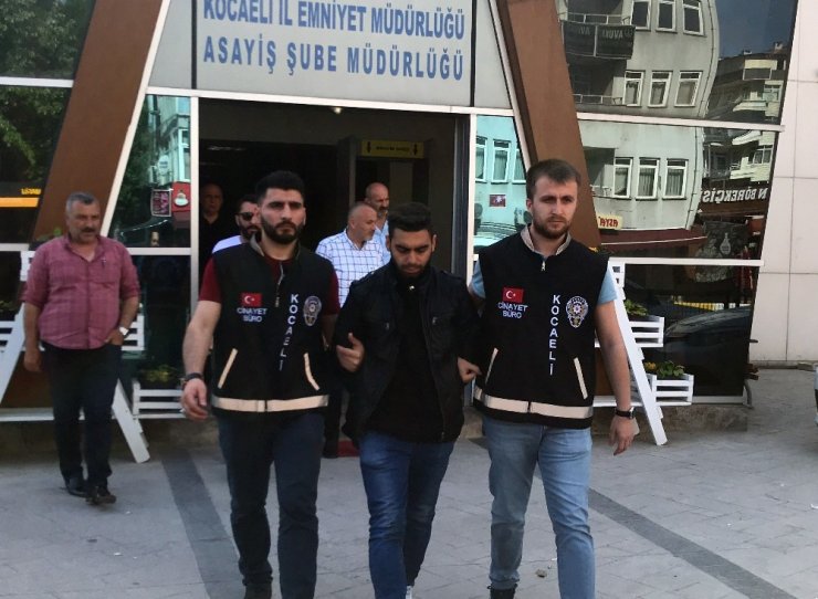 Anne ve babasına kıydı