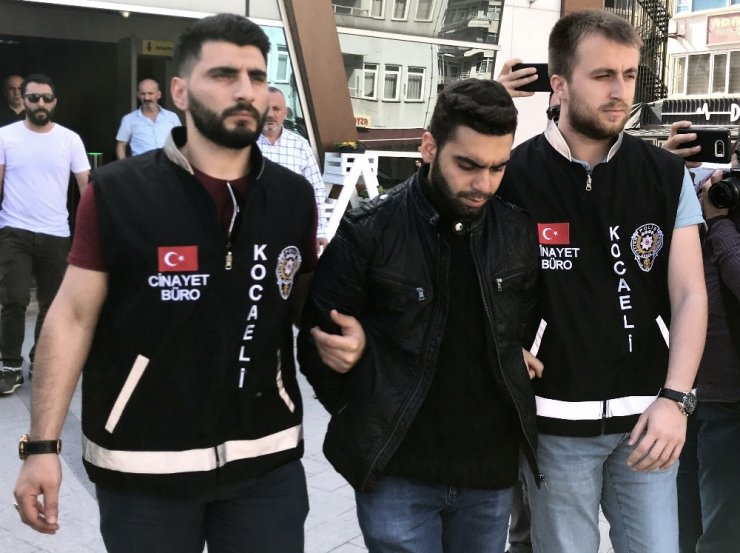 Anne ve babasına kıydı