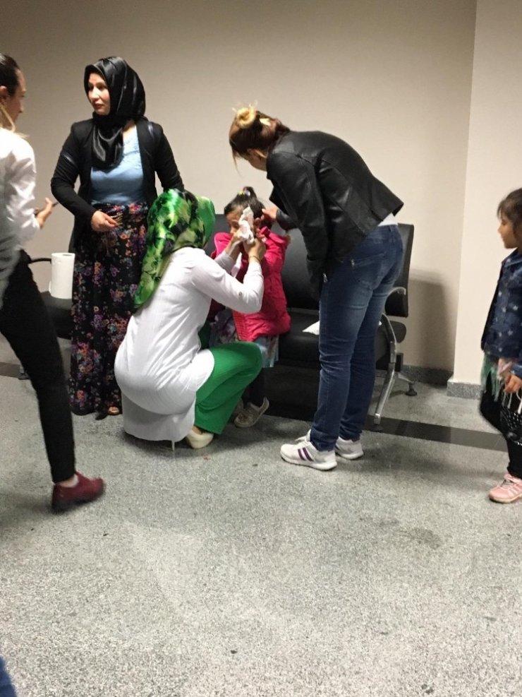 OKU GÖSTERİSİNİ İZLERKEN PARMAĞI KOPTU