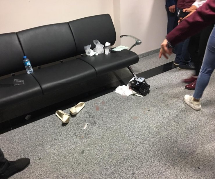 OKU GÖSTERİSİNİ İZLERKEN PARMAĞI KOPTU