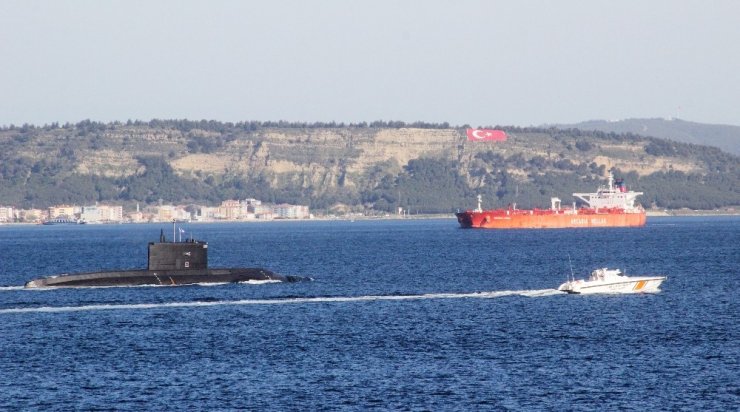 Rus denizaltısı "Kolpina" Çanakkale Boğazı’ndan geçti