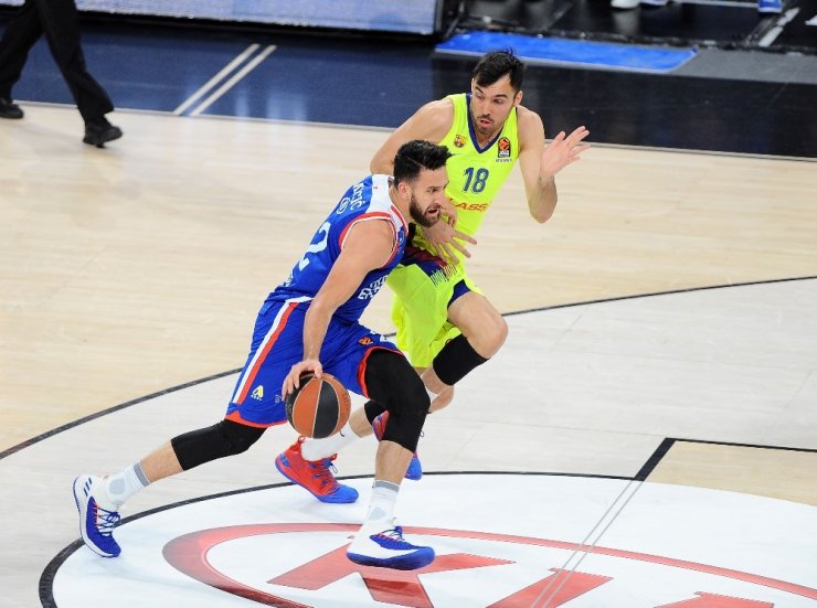 Anadolu Efes: 80 - Barcelona Lassa: 71