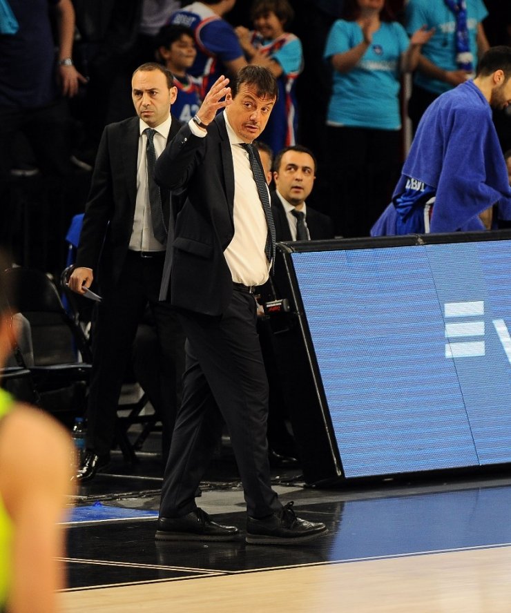 Anadolu Efes: 80 - Barcelona Lassa: 71