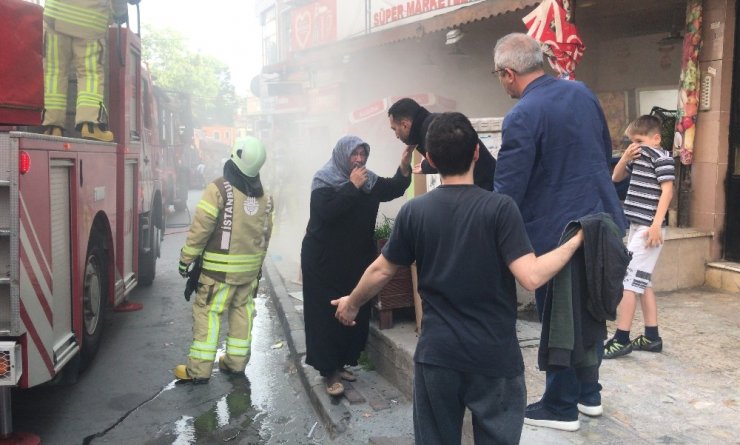 İstanbul’da korku dolu anlar: 20 kişi yangında mahsur kaldı