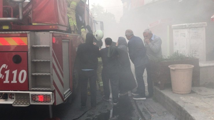İstanbul’da korku dolu anlar: 20 kişi yangında mahsur kaldı