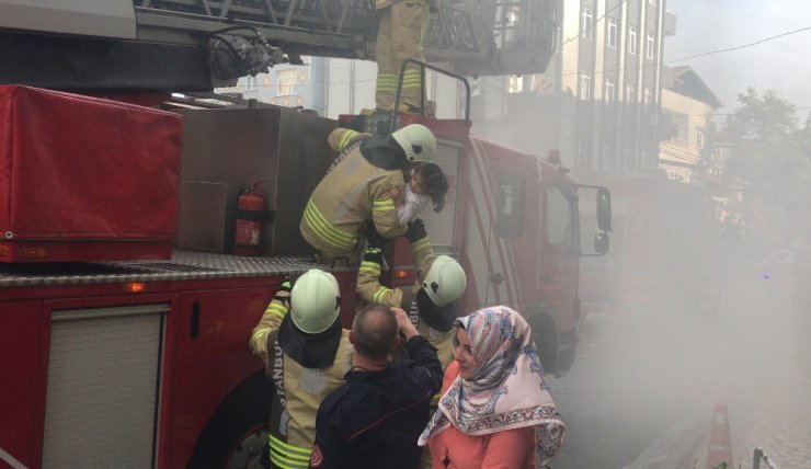 İstanbul’da korku dolu anlar: 20 kişi yangında mahsur kaldı