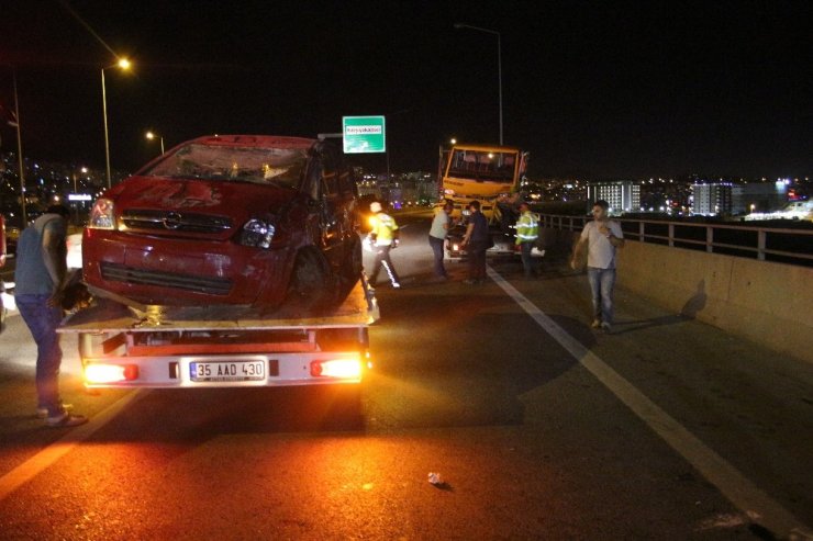 İzmir’de zincirleme kazada 1 sürücü viyadükten aşağı düştü