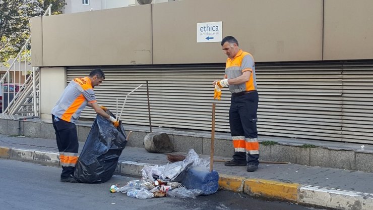 Kutlayanlar kirletti, işçiler temizledi