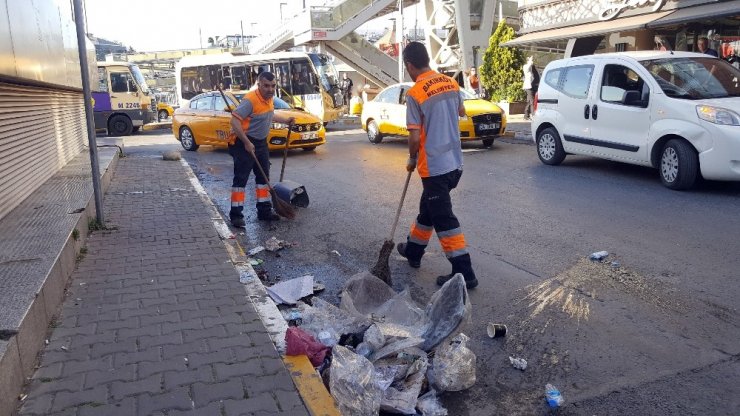 Kutlayanlar kirletti, işçiler temizledi