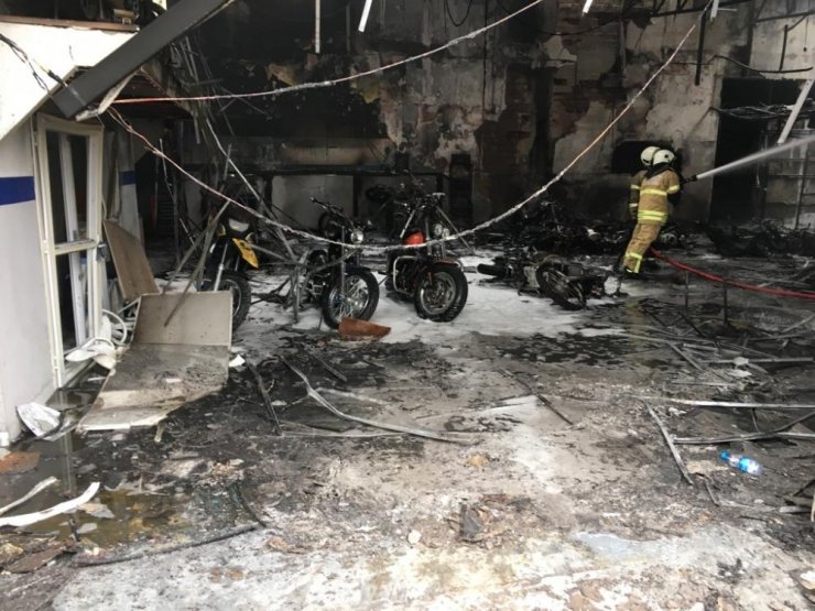 İzmir’de yangın dehşeti: İşyeri hurdaya döndü