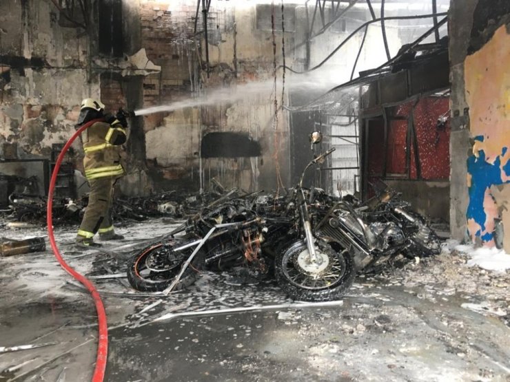 İzmir’de yangın dehşeti: İşyeri hurdaya döndü