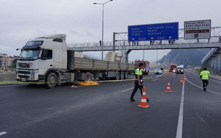 Kulaklığında kulaklıkla alt geçitten karşıya geçmek isterken canından oldu
