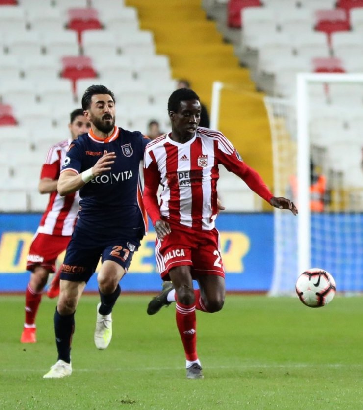 Sivasspor, Başakşehir'in şampiyonluğuna taş koydu