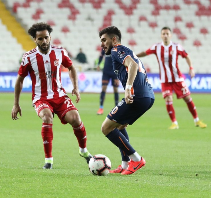 Sivasspor, Başakşehir'in şampiyonluğuna taş koydu