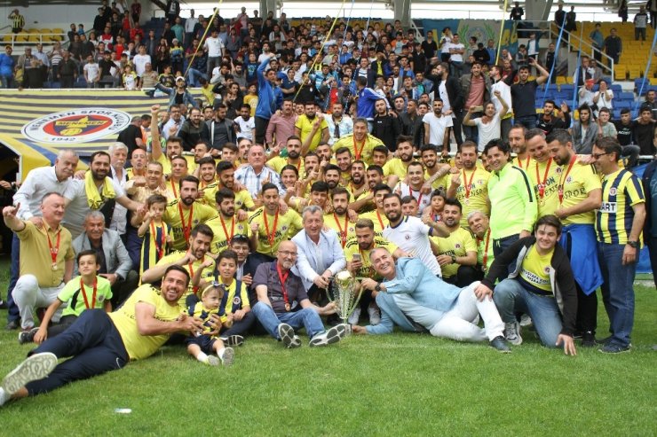 Menemenspor kupayı aldı, şampiyonluğu kutladı