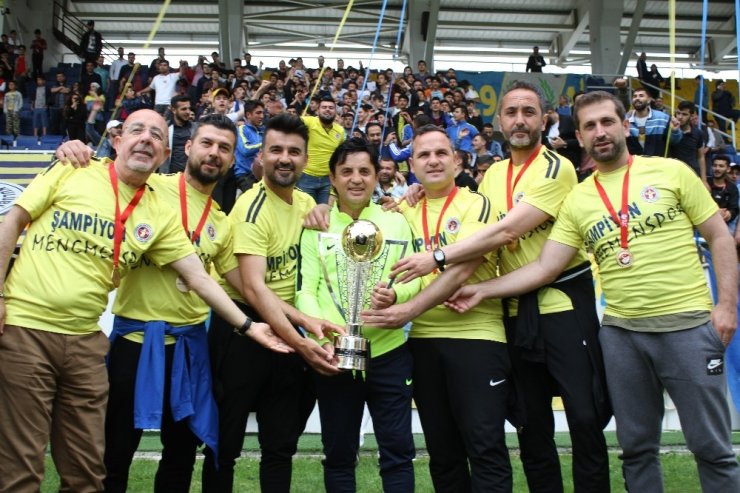 Menemenspor kupayı aldı, şampiyonluğu kutladı