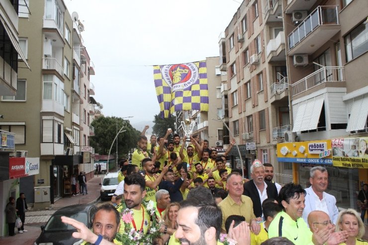 Menemenspor kupayı aldı, şampiyonluğu kutladı