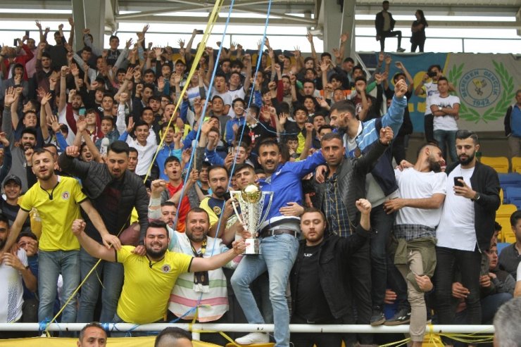 Menemenspor kupayı aldı, şampiyonluğu kutladı
