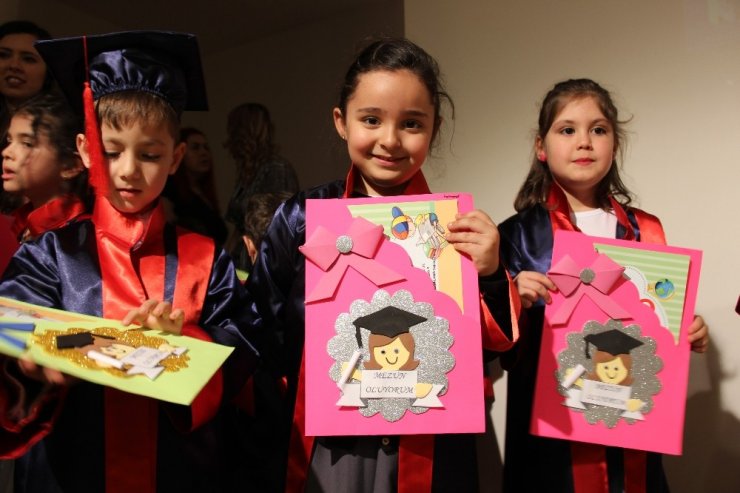 Minikler ayakta alkışlandı