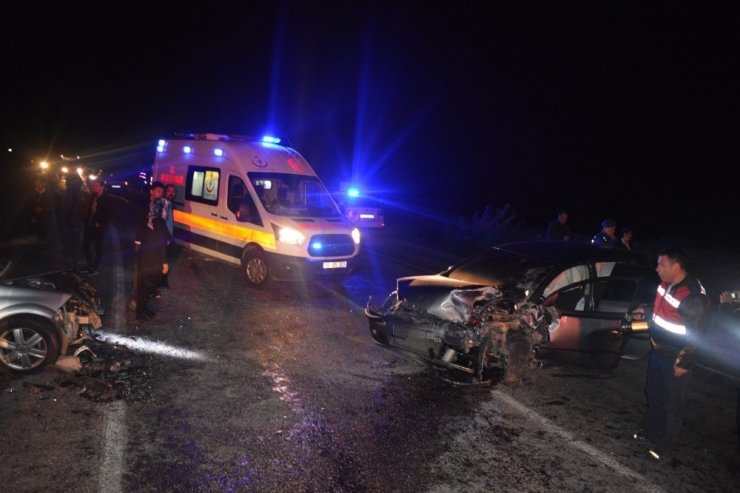 Şerit değiştirdiği sırada görünmez trafik kazasında yaralı ve can kaybı var