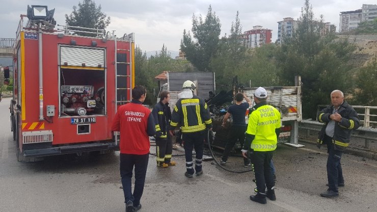 Seyir halindeki kamyonetin kasası bir anda alev aldı