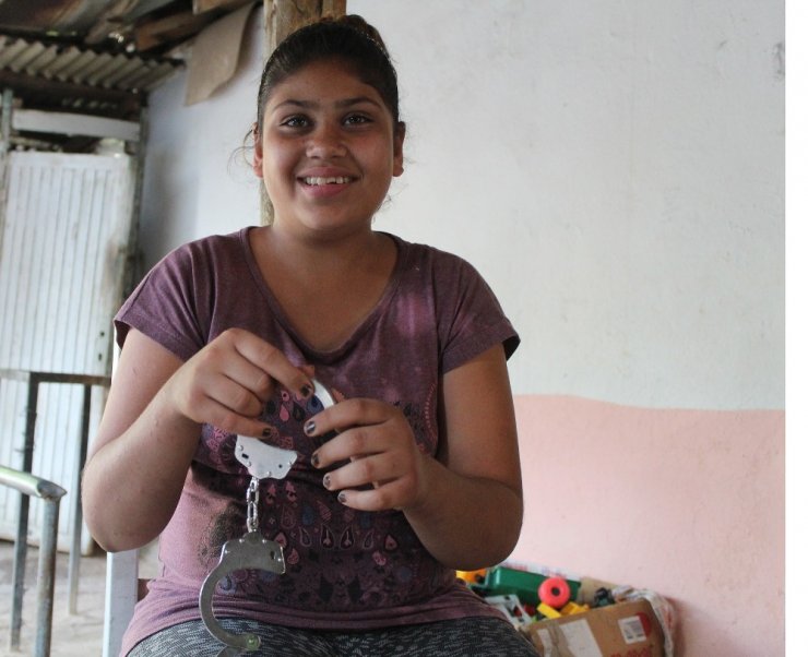 Küçük kızın bileğinde sıkışan kelepçeyi itfaiye çıkardı