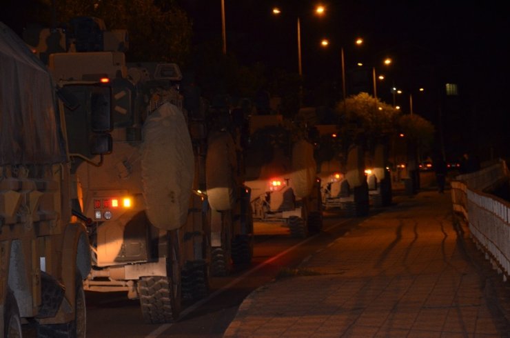 Gece sınıra askeri araç konvoyu sevkiyatı yapıldı