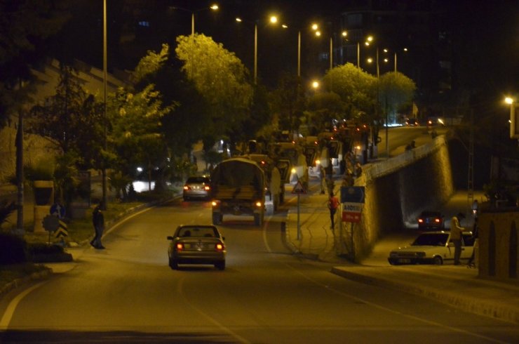 Gece sınıra askeri araç konvoyu sevkiyatı yapıldı