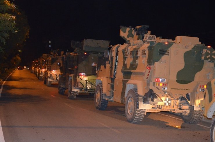 Gece sınıra askeri araç konvoyu sevkiyatı yapıldı