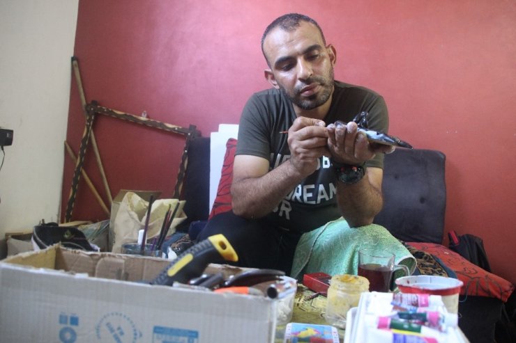 Filistinli sanatçı İsrail mermileri sanat eserlerinde