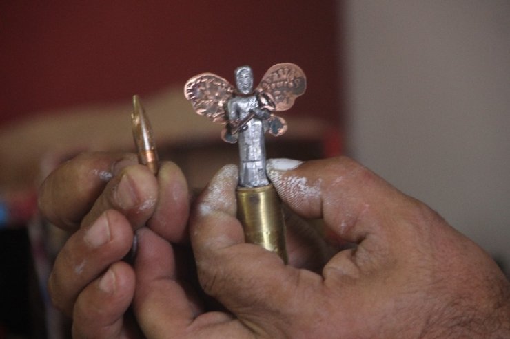 Filistinli sanatçı İsrail mermileri sanat eserlerinde