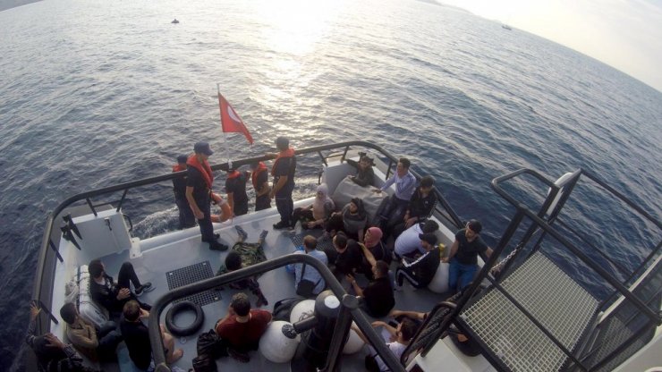 İçinde kaçak göçmenlerin bulunduğu tekne battı