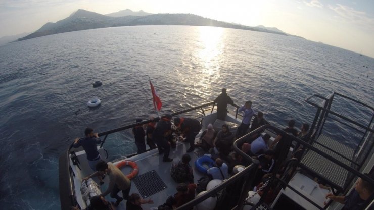 İçinde kaçak göçmenlerin bulunduğu tekne battı