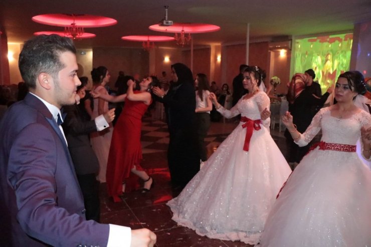İkiz kardeşler, ikizlerle evlendi