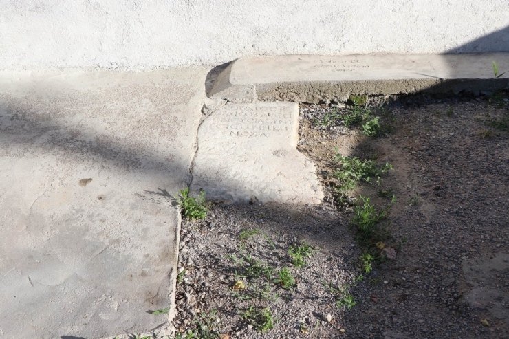 2 bin yıllık mezar taşı bulundu