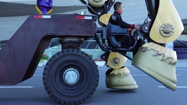 50 tonluk dev robot at ilgi odağı