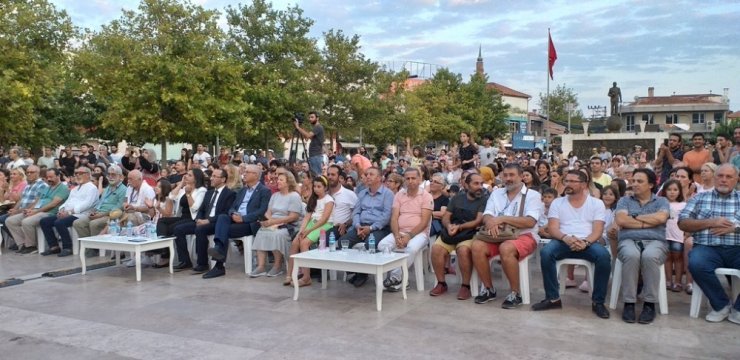 Uluslararası Urla Tiyatro Festivali Renkli Görüntülerle Başladı .