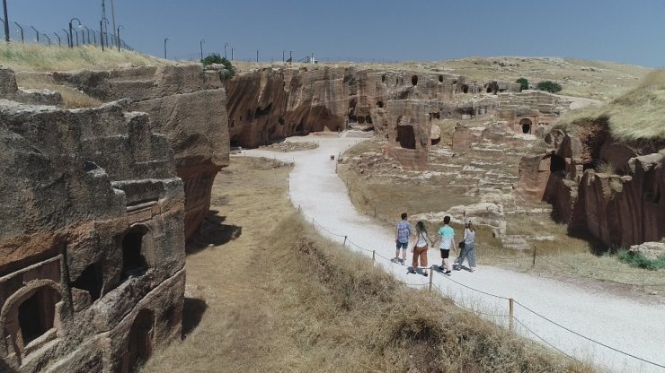 Dara Antik Kenti’nde açık galeri mezarlarına yoğun turist akını