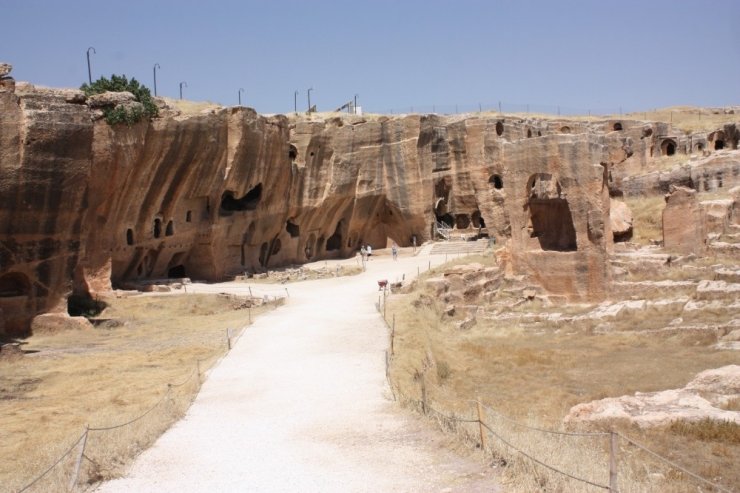 Dara Antik Kenti’nde açık galeri mezarlarına yoğun turist akını