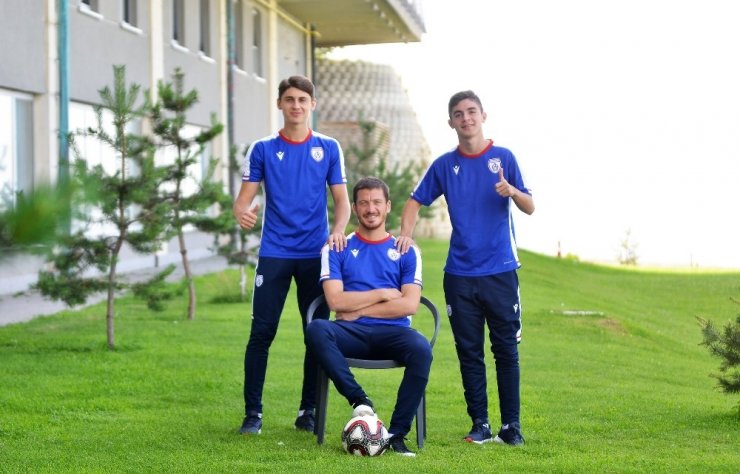 Altınordu’nun Erzurum'da sürdürdüğü kampta, kaptan Berkay Samancı genç futbolcularla yakından ilgileniyor