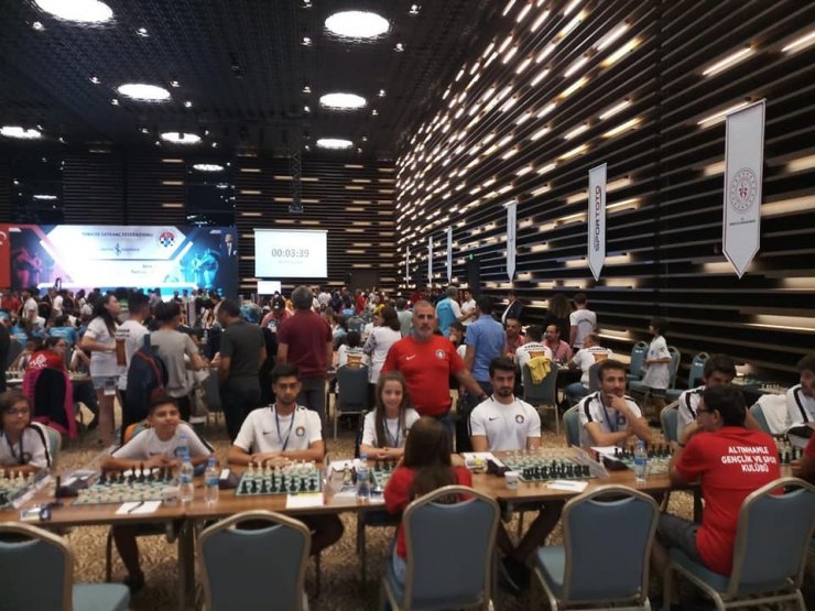 Çeşme'li satranç sporcuları Konya'da galip geldi