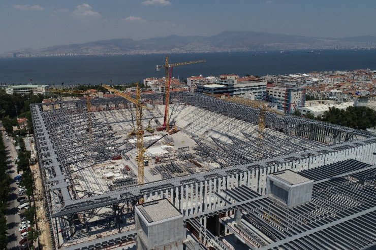 Süper Lig ekiplerinden Göztepe'nin Göztepe Stadyum'u ikinci yarıya yetişmesi bekleniyor