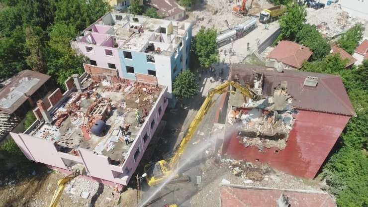 Üsküdar’da riskli binaların yıkım çalışması havadan görüntülendi