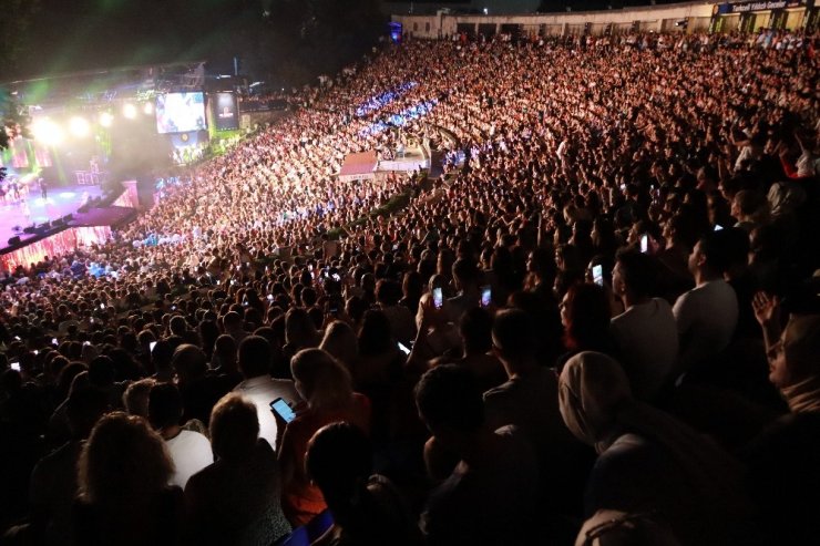 Demet Akalın Harbiye Açıkhava sahnesine çıktı