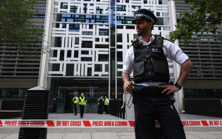İngiltere İçişleri Bakanlığı önünde bıçaklı saldırı
