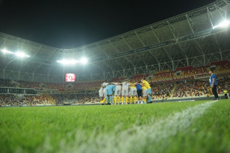 Malatyaspor, konuk ettiği Medipol Başakşehir'i 3-0 yendi