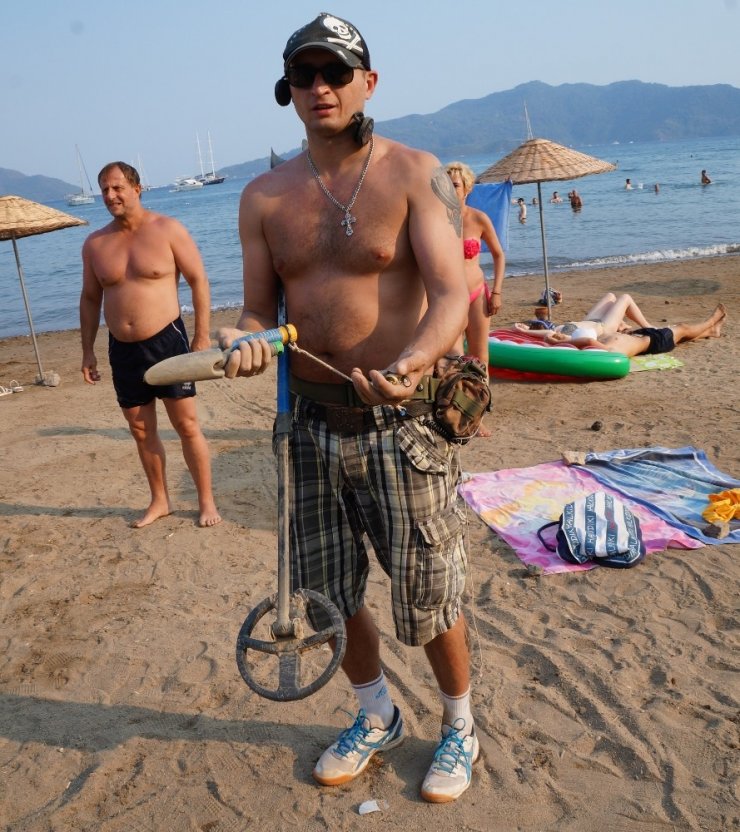 Bu da oldu! Rus turist güpegündüz plajda define aradı