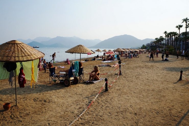 Bu da oldu! Rus turist güpegündüz plajda define aradı