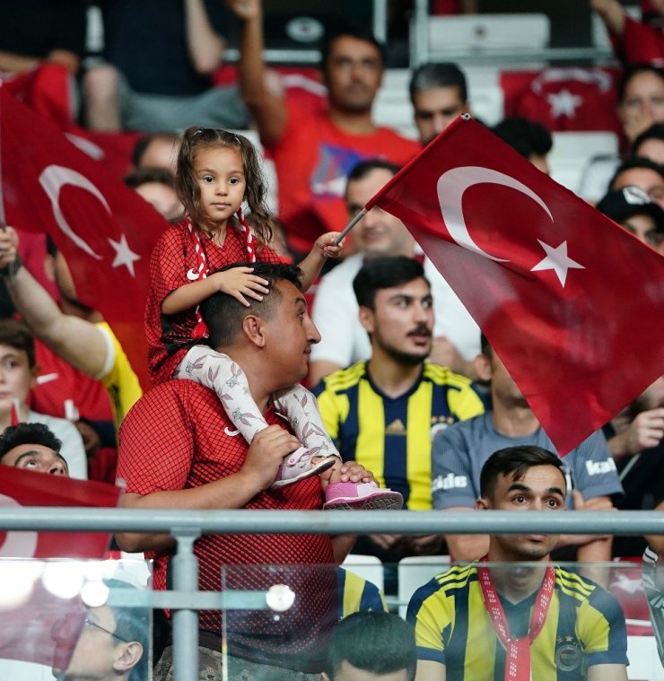Her koltuğa bayrak